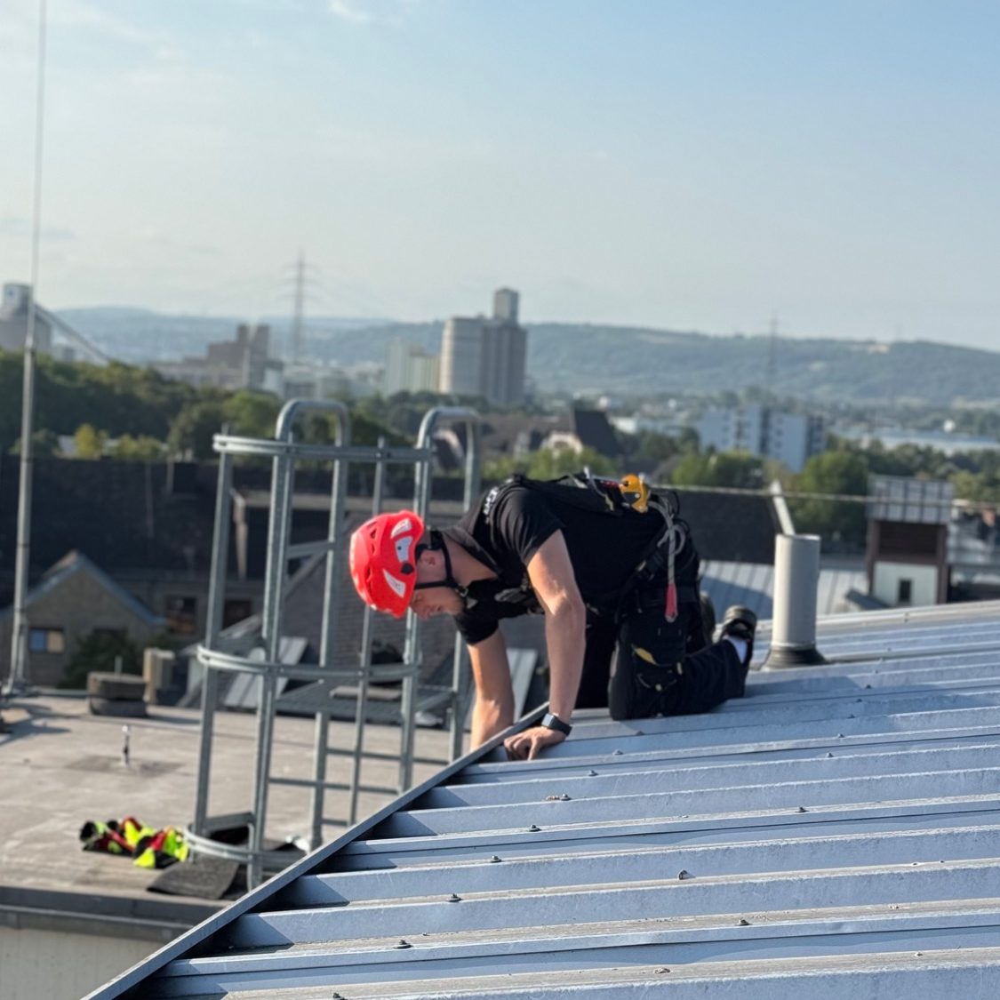 Ausrüstung Kletterausrüstung Seile Karabiner Prüfung DGUV Gelbe Rucksäcke mit Sicherheitsausrüstung und Seilen in einem Outdoor-Umfeld.