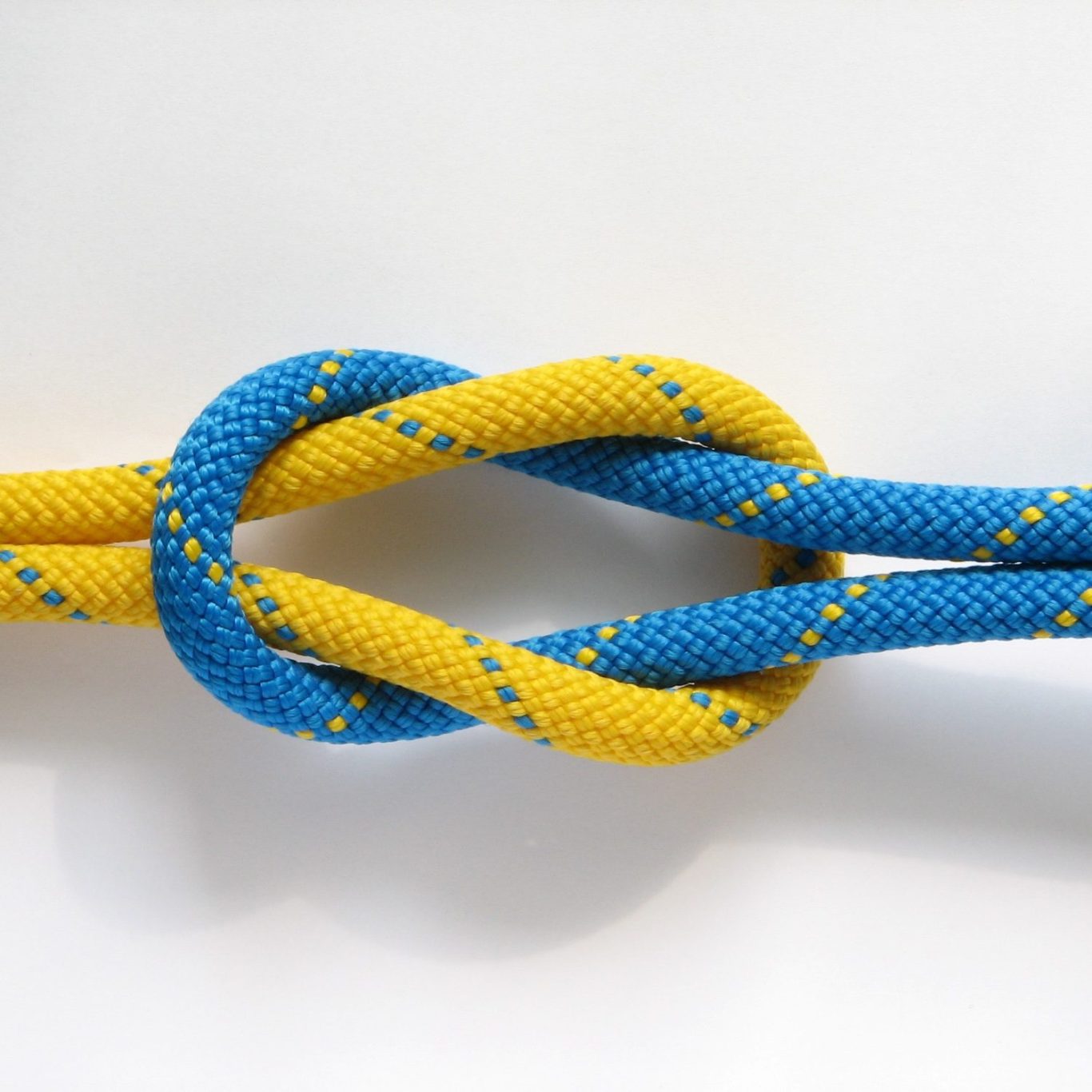 Ein Arbeiter klettert an einer Fassade eines Gebäudes in klarer Himmel Höhenarbeit Höhe Klettern Kletterer Seil Industrieklettern Ausrüstung