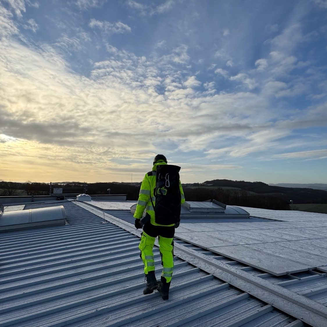 Ausrüstung Kletterausrüstung Seile Karabiner Prüfung DGUV Gelbe Rucksäcke mit Sicherheitsausrüstung und Seilen in einem Outdoor-Umfeld.