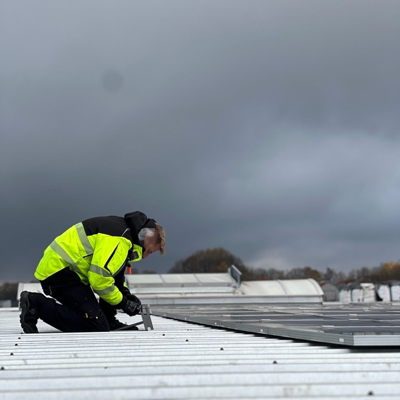 Ein Arbeiter klettert an einer Fassade eines Gebäudes in klarer Himmel Höhenarbeit Höhe Klettern Kletterer Seil Industrieklettern Ausrüstung