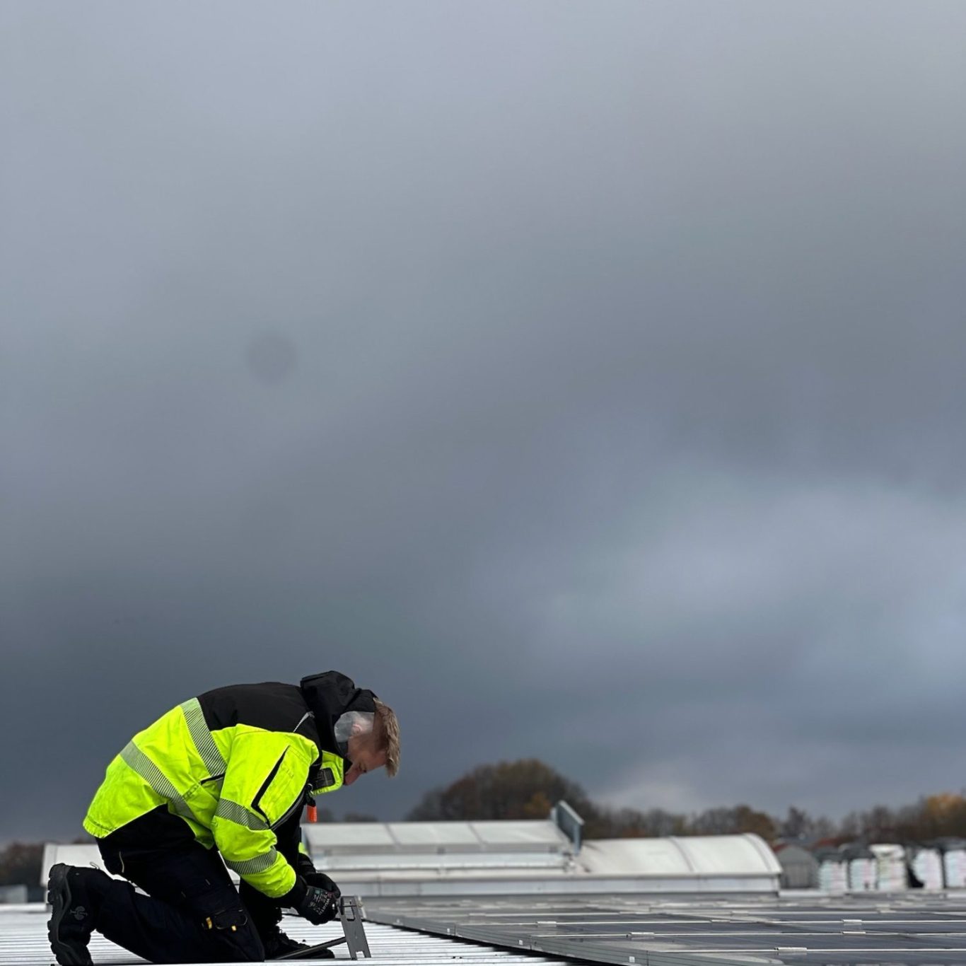 Zwei Arbeiter reinigen die Fenster an einem modernen Hochhaus. Höhenarbeit Industrieklettern Fenster Hochhaus reinigen